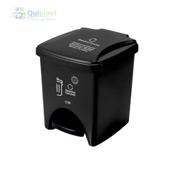 Basurero plástico de 20 litros con pedal en color negro.